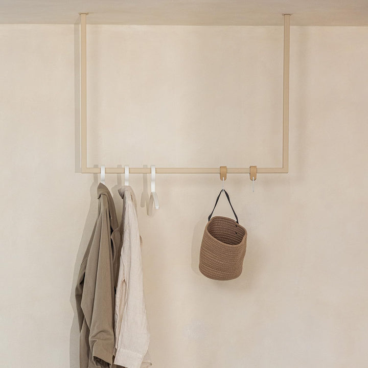 Metallbude Kleiderstange RUBI Cashew - Eckige Garderobe mit Deckenmontage - Kratz-, Stoss- & Schlagf
