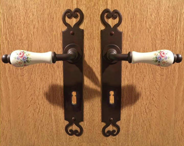 Antikas - Türklinken Garnitur mit Porzellangriffen -Bella Siena antico- Streublumenmuster