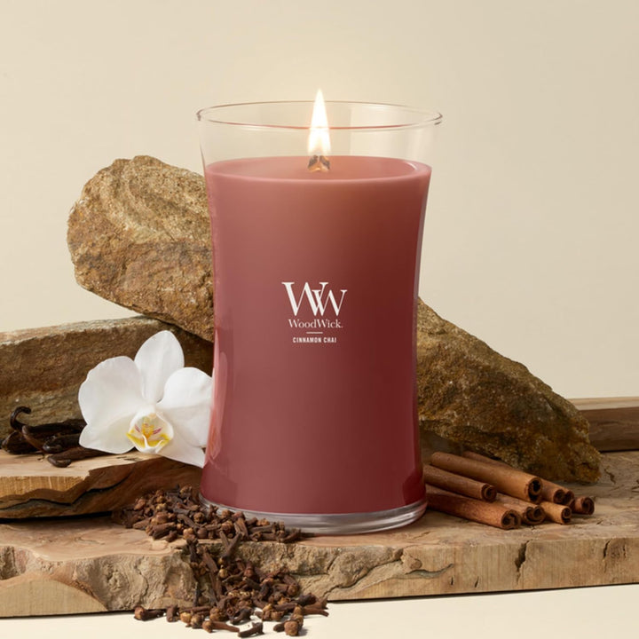 Grosse WoodWick Duftkerze im Sanduhrglas mit knisterndem Docht, Cinnamon Chai, bis zu 130 Stunden Br