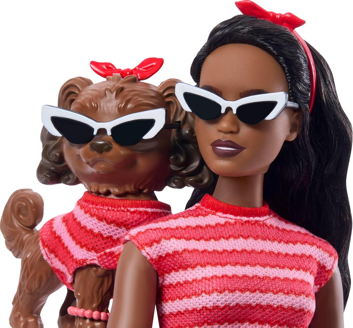 Barbie Twinning Looks Puppe mit Hund in passender rot gestreifter Kleidung und Accessoires für Sonne