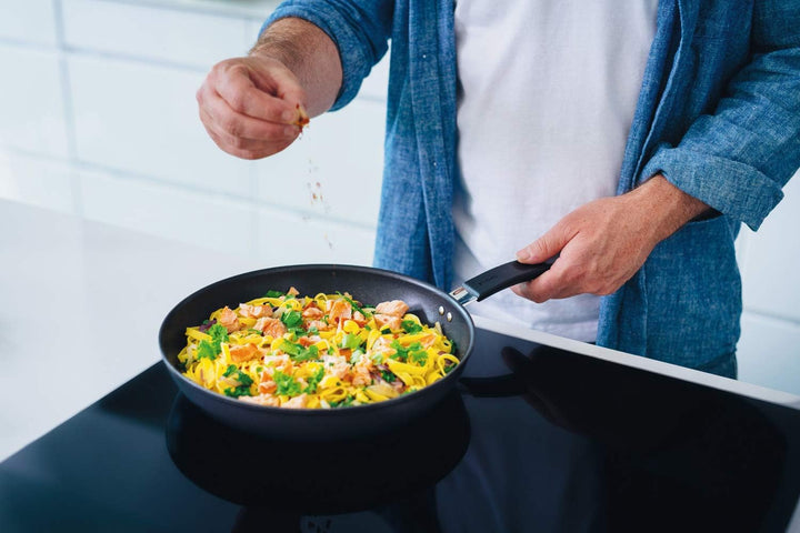 Fiskars Bratpfanne, Ø 28 cm, Für alle Kochfelder geeignet, Aluminium, Functional Form, Schwarz, 1026