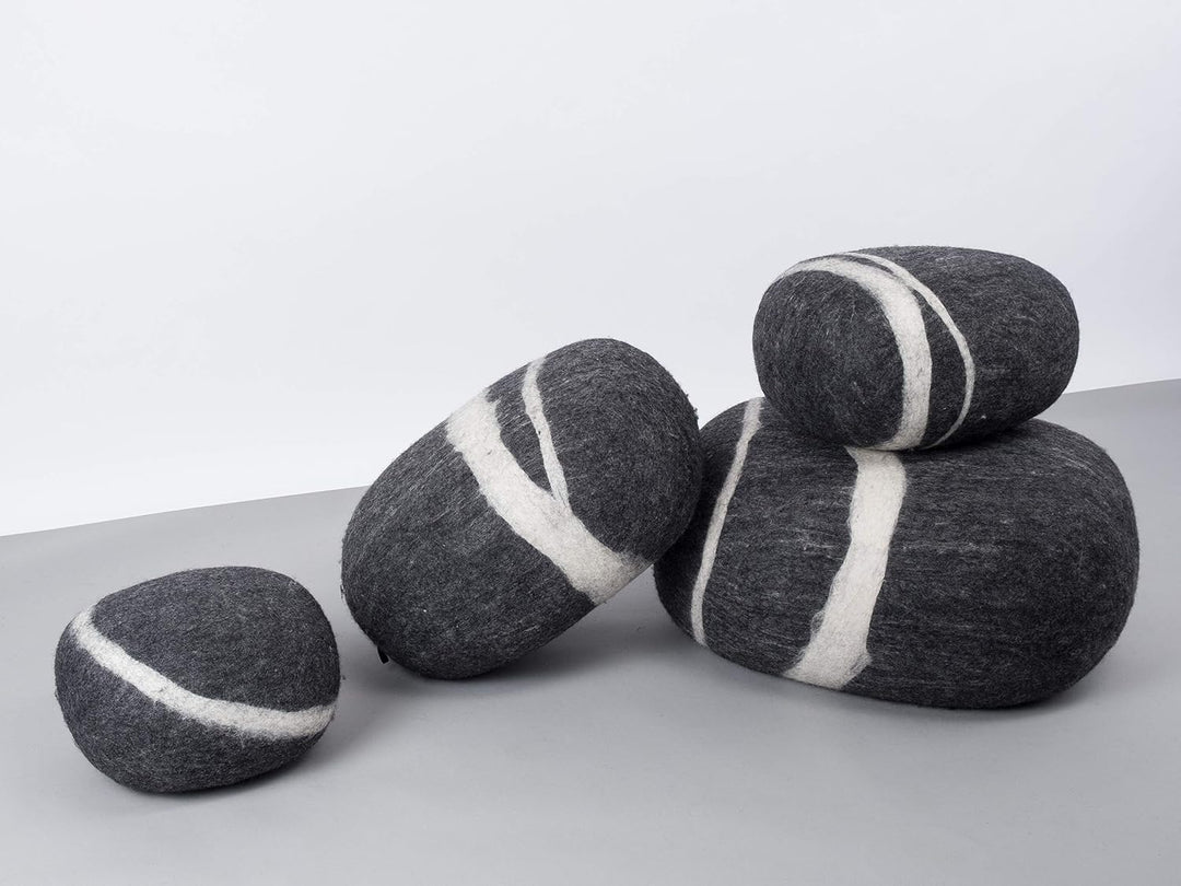 myfelt Hugo - Filz Kieselstein, Meditationskissen, Yogakissen, Dekokissen dunkelgrau rund - Grösse X