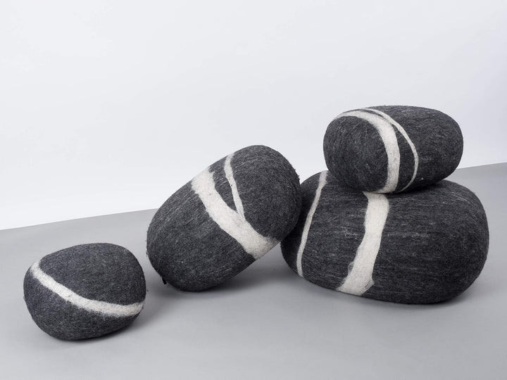 myfelt Hugo - Filz Kieselstein, Meditationskissen, Yogakissen, Dekokissen dunkelgrau rund - Grösse X