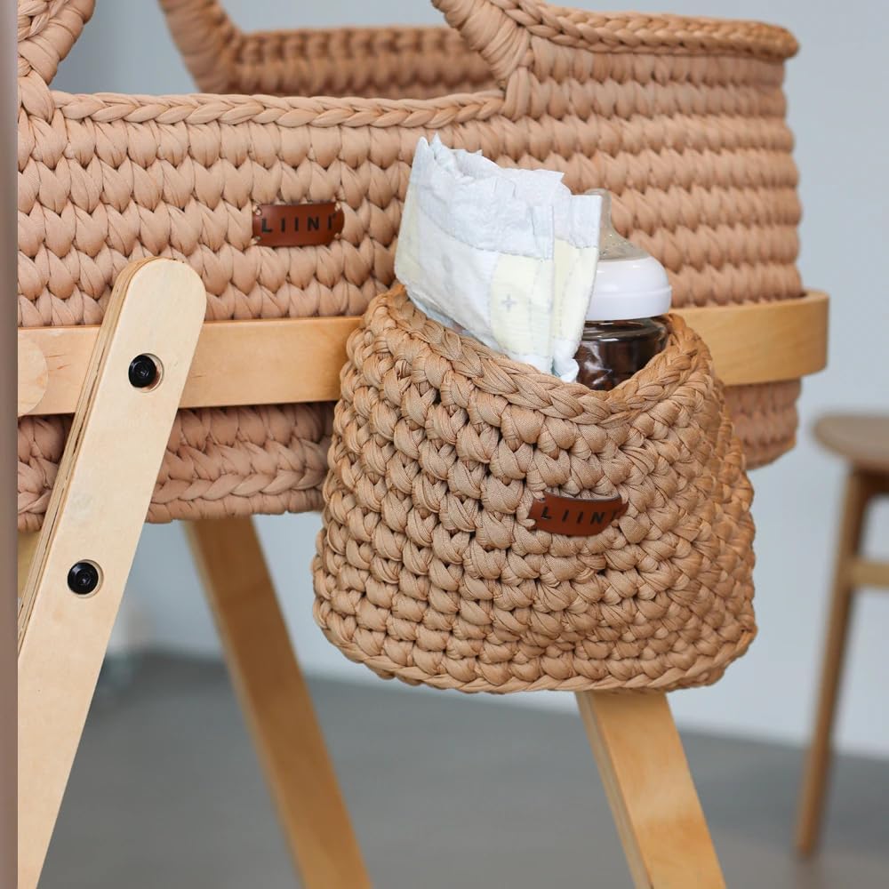 LIINI® Babywiege mit Moseskorb (Mokka) – sanfte Wiegebewegung, handgehäkelt, nachhaltiges Holzgestel