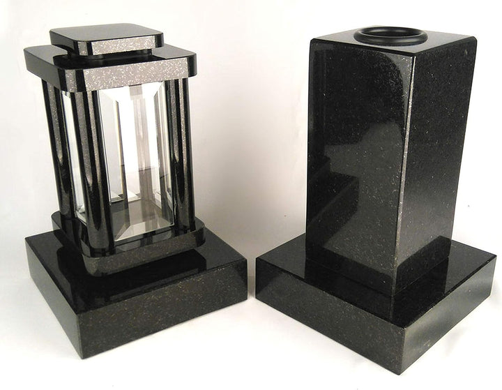 designgrab Modern Grablampe mit Cube-medium Vase und 2 Stück Sockel aus Granit Schwedisch Black SS1