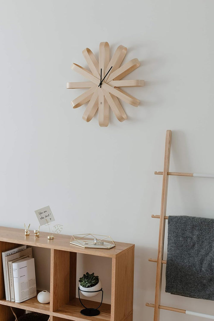 Umbra Ribbonwood Wanduhr, Geräuschlose Quarz Wanduhr aus gebogenem Buchenholz für Küche, Büro, Schla