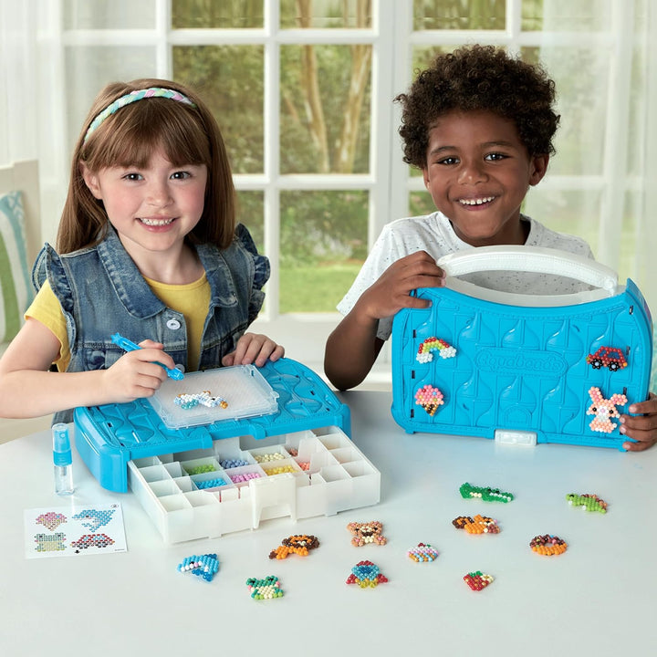 Aquabeads 35087 Bastelstudio Starter Set – Wasserperlen Bastelset im Koffer zum Mitnehmen für Kinder