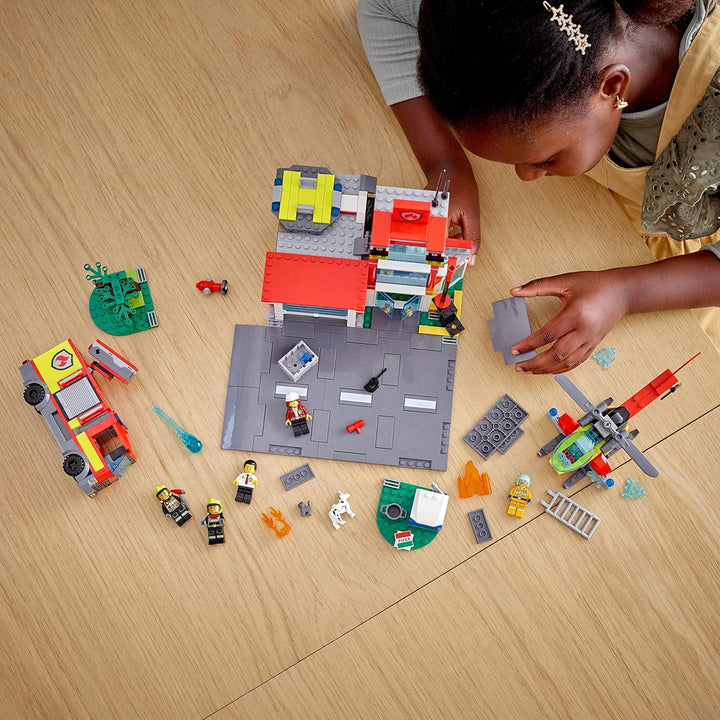 LEGO 60320 City Feuerwache, Feuerwehr-Spielzeug für Kinder ab 6 Jahren mit Garage, Feuerwehrauto und