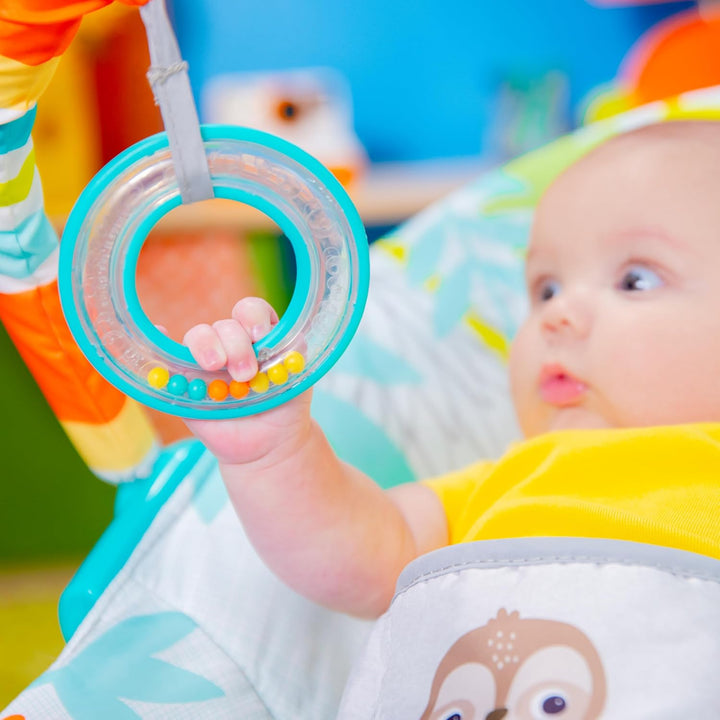 Bright Starts, Rainforest Vibes Wippe mit Vibrationen, Spielbogen, 2 Spielzeugen, Sicherheitsgurt un