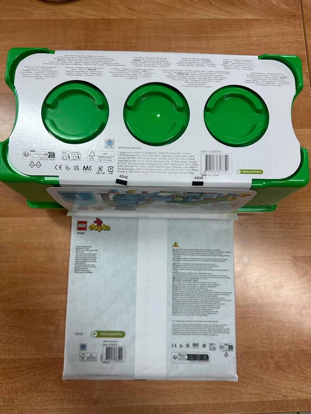 LEGO DUPLO 2er Set: Steinebox (10913) + Grüne Bauplatte (10460) - Bausteine Bundle für Kinder ab 18