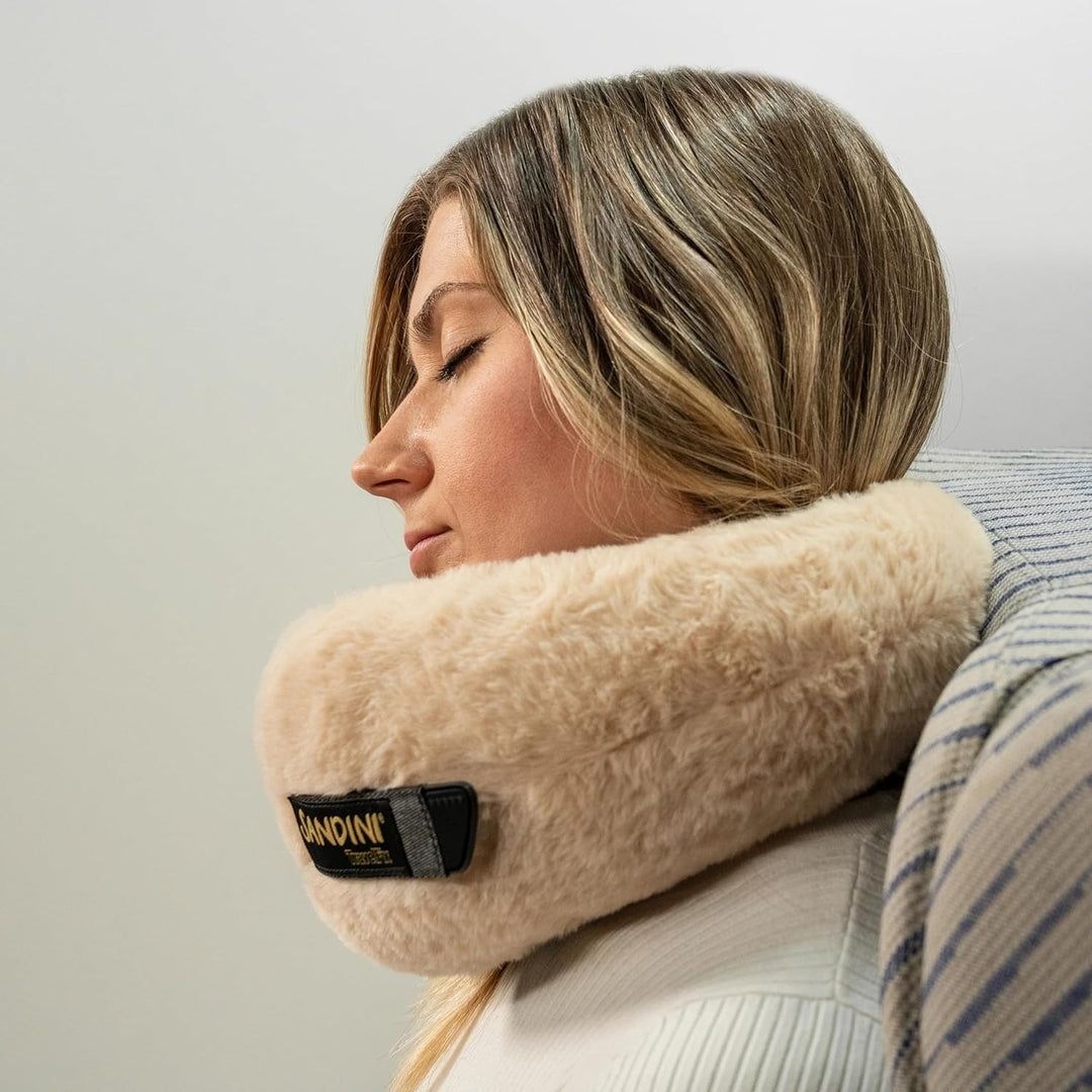 SANDINI TravelFix Regular Size – Plüsch – Premium Reisekissen Made in EU/Nackenkissen mit ergonomisc