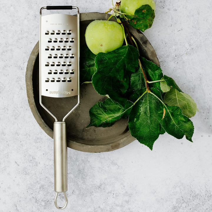 Microplane Küchenreibe Sehr Grob für Kartoffel, Zucchini, Karotte, Apfel, Kohl und Käse mit rasierme