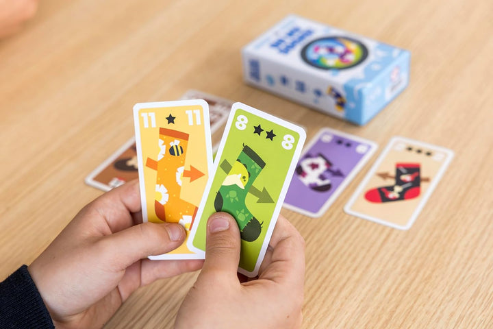 Helvetiq Oh My Socks, Gesellschaftsspiel, Lustiges Socken-Kartenspiel, Für die coolste Socken-Sammlu