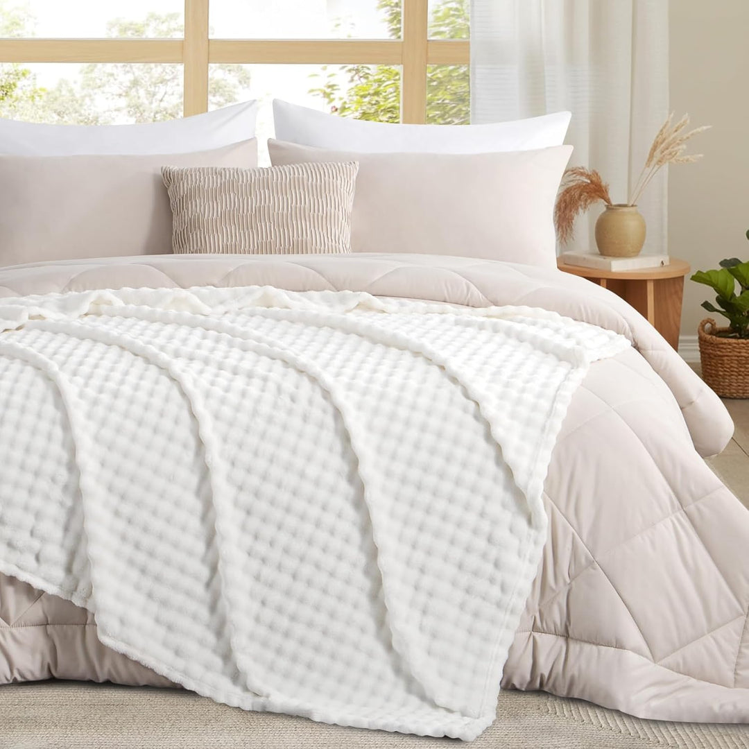 RUIKASI Bubble Decke Kuscheldecke Flauschig Weiss - Weiche Sofadecke & Couchdecke 230x270 cm aus Plü