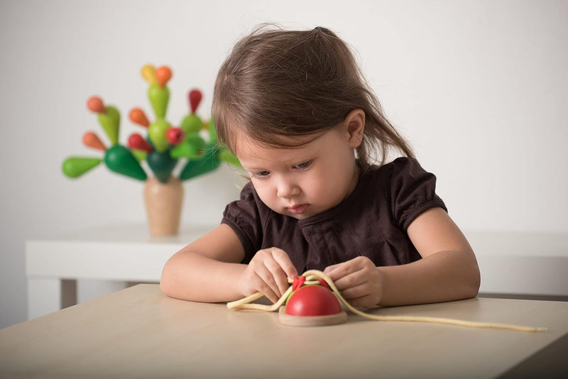 PlanToys Schnürschuh aus Holz für Kinder - Schnürsenkel Binden Lernen Kinder - Holzspielzeug zum Sch