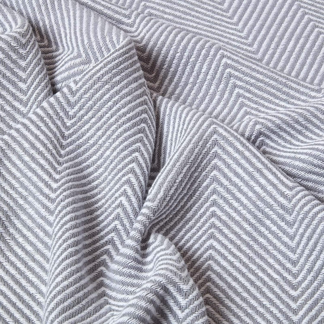 Homescapes grosse Tagesdecke Halden mit Fischgräten-Muster, weiche Wohndecke aus 100% Baumwolle in G