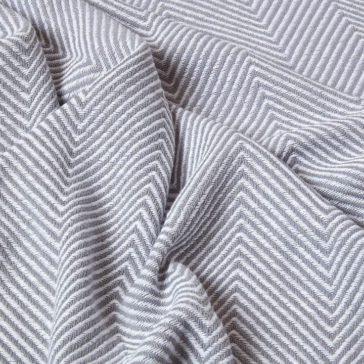 Homescapes grosse Tagesdecke Halden mit Fischgräten-Muster, weiche Wohndecke aus 100% Baumwolle in G