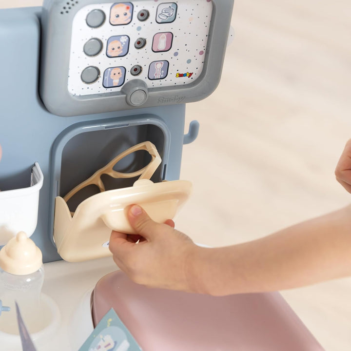 Smoby – Baby Care Center - für Puppen bis 38 cm – mit mechanischer Waage, Untersuchungstisch und All