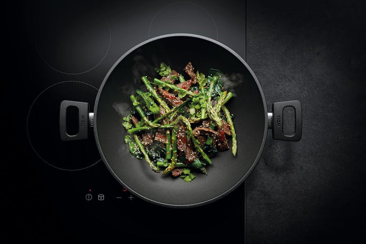 Woll Nowo Titanium Wok- und Rührpfanne mit Glasdeckel in Box - Induktiv -, Ø 32 cm, 11 cm hoch, mit