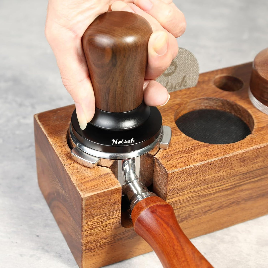 NOTSEK Tamper 58mm, 30lbs Druckregulierend Espresso Tamper, Self Levelling Walnussholz Kalibriert Fe
