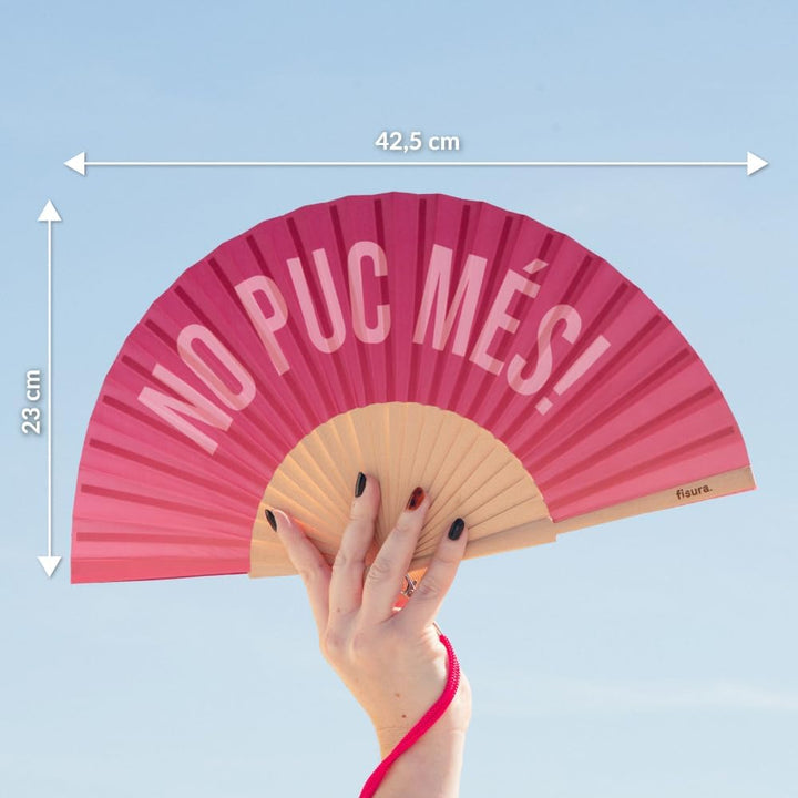 FISURA – Handfächer aus Holz mit der Aufschrift No puc més!“. Trendiges Accessoire mit rosa Farbverl