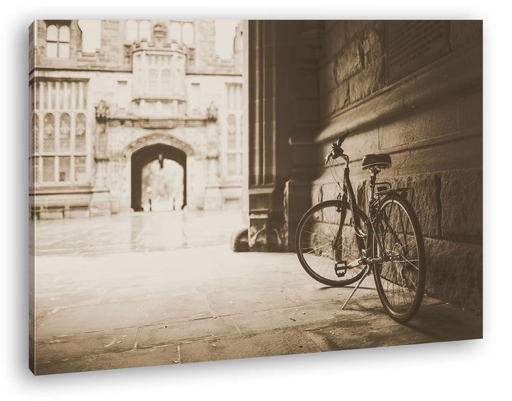 deyoli Fahrrad in einem alten Stadtviertel Format: 80x60 Effekt: Sepia als Leinwandbild, Motiv ferti
