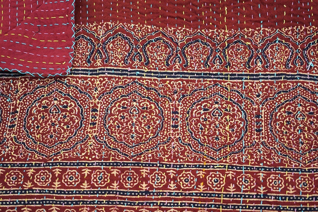 Indische Kantha-Steppdecke, Ajrakh Pirnt, Blockdruck, Ikat-Tagesdecke, ethnisch, Vintage-Kunst