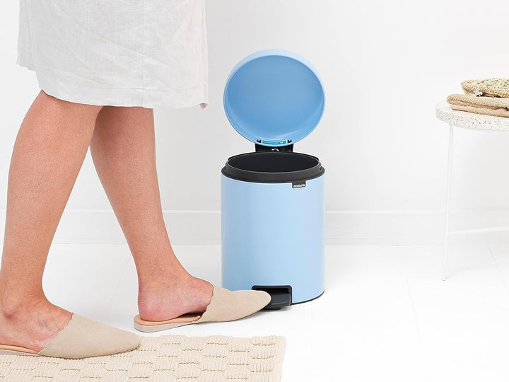 Brabantia - NewIcon Treteimer 5L - Kleiner Abfalleimer für Bad oder Toilette - Sanft Schliessender D