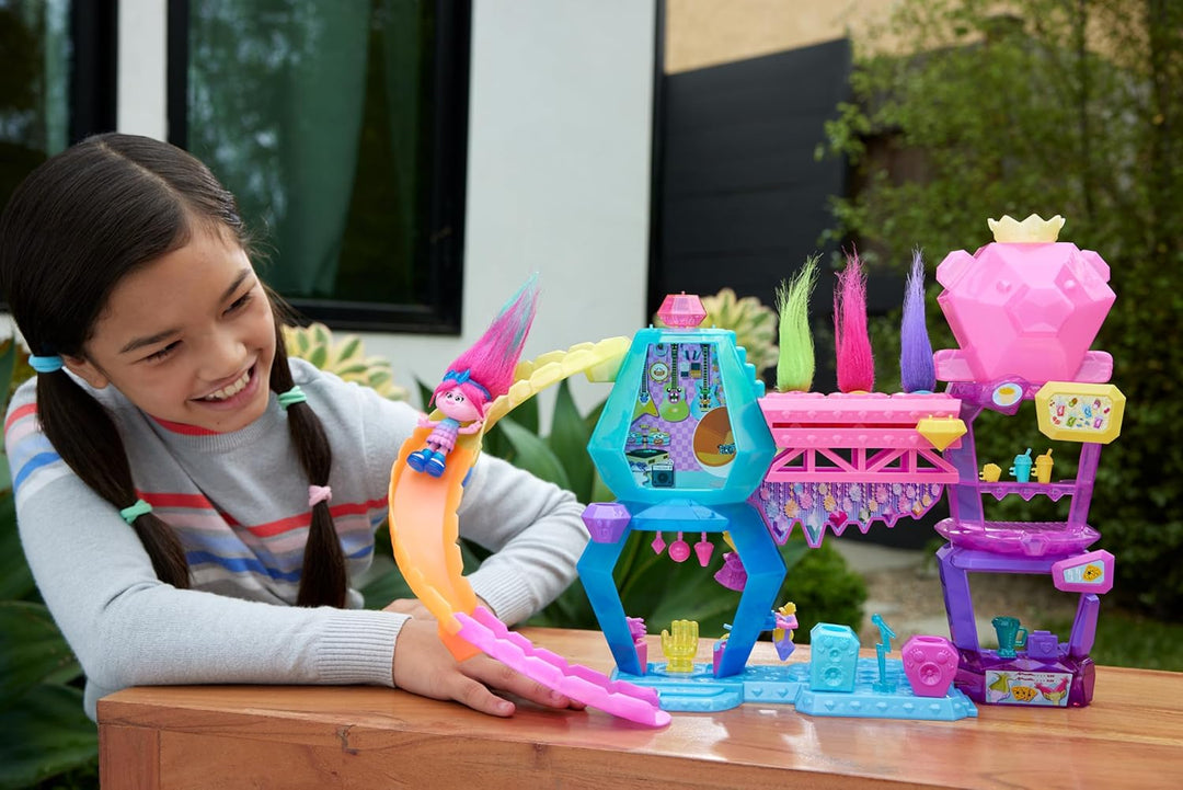 DREAMWORKS TROLLS Gemeinsam Stark - Furchtberg Spielset mit Königin Poppy und Rutsche, Snackbar, Ank