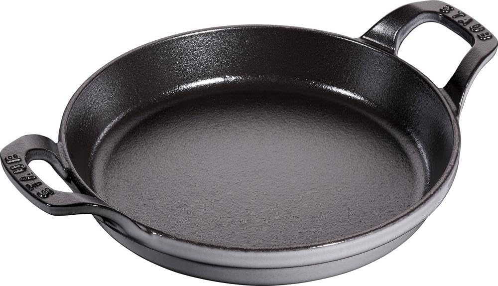 Staub 1004110 stapelbare Auflaufform, rund (20 cm, 0,75 L mit mattschwarzer Emaillierung im Inneren