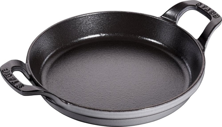 Staub 1004110 stapelbare Auflaufform, rund (20 cm, 0,75 L mit mattschwarzer Emaillierung im Inneren