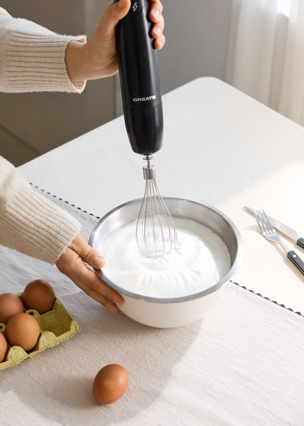CREATE/FULLMIX RETRO/Handmixer schwarz/Mixt, schlägt und rührt, 6 Geschwindigkeiten, 600ml Messbeche