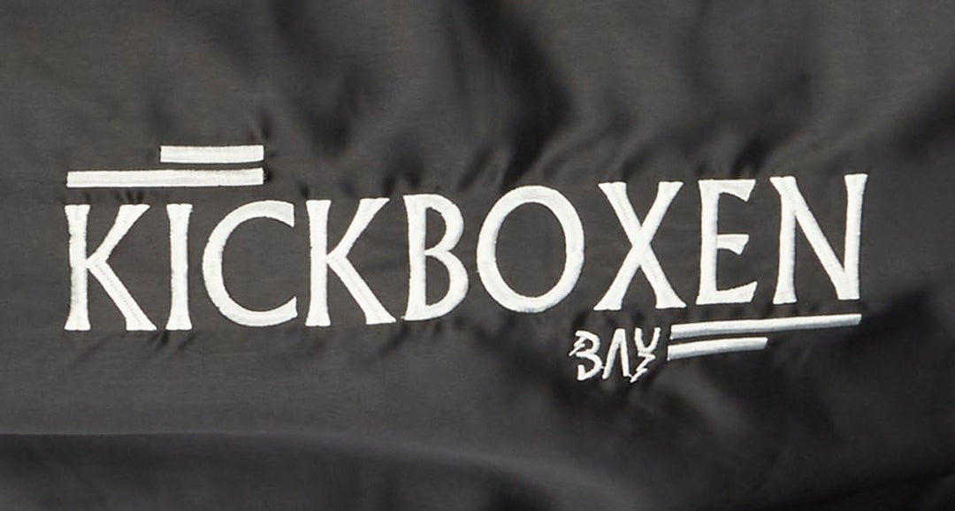 BAY® "EDEL Stick Kickboxhose, komplett schwarz, gestickter Schriftzug Kickboxen, Thaiboxhose lang, H