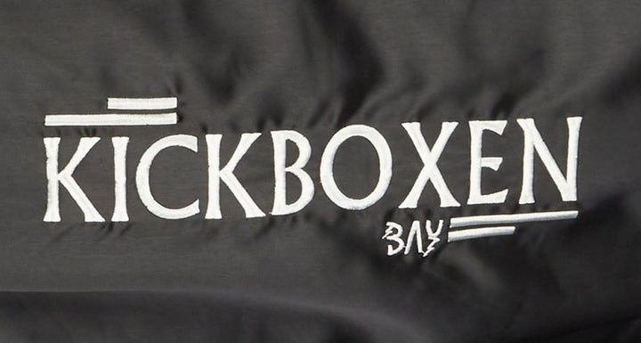 BAY® "EDEL Stick Kickboxhose, komplett schwarz, gestickter Schriftzug Kickboxen, Thaiboxhose lang, H