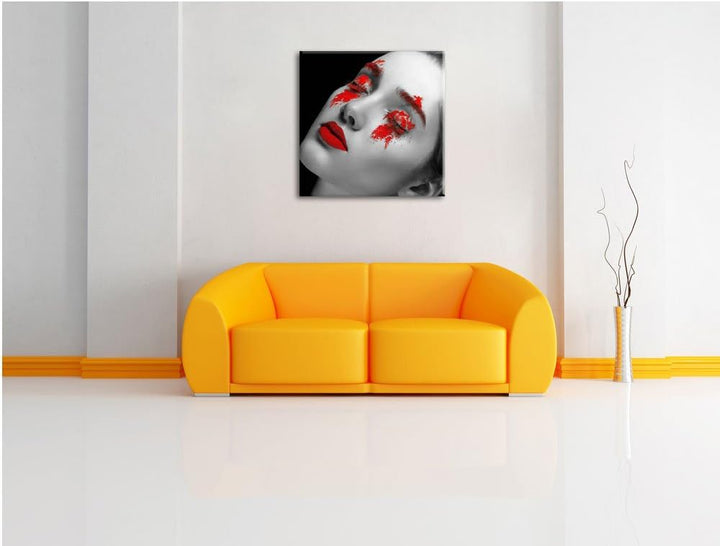 Frau mit roten Pulver auf Lippen und Augen schwarz/weiss, Format: 70x70 auf Leinwand, XXL riesige Bi