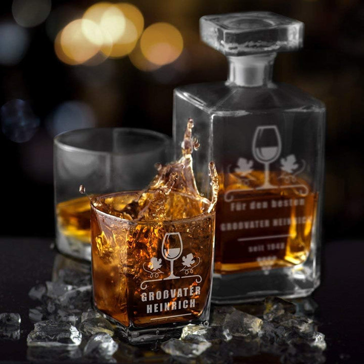 Maverton Whiskey Karaffe + 4er Whiskygläser Set mit Gravur - 700ml Whisky Dekanter - Geschenk zum Ge