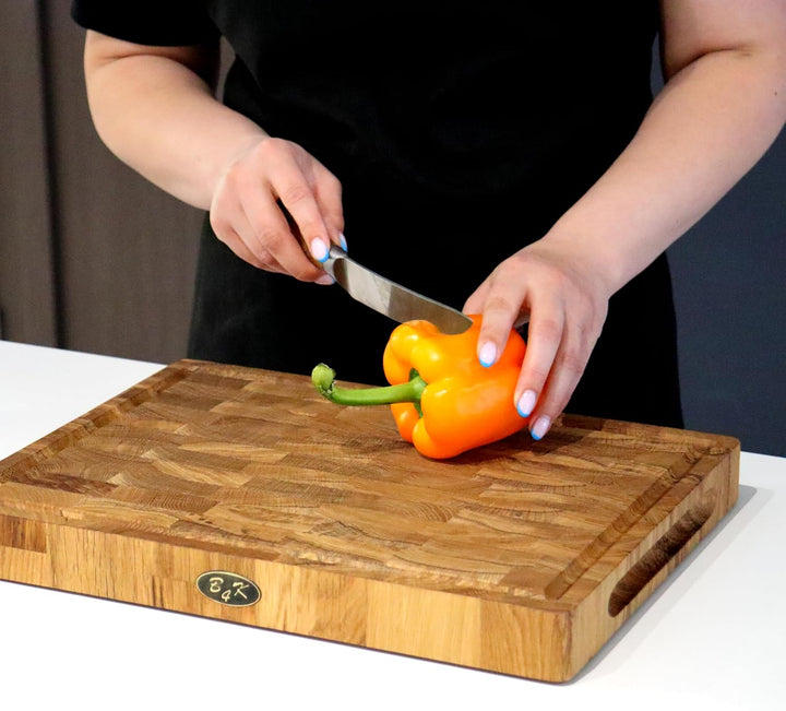 B4K® 40х30х4cm Küchenbrett aus Eiche Stirnholz | Antibakterielles Hirnholzbrett mit Griffen, Silikon