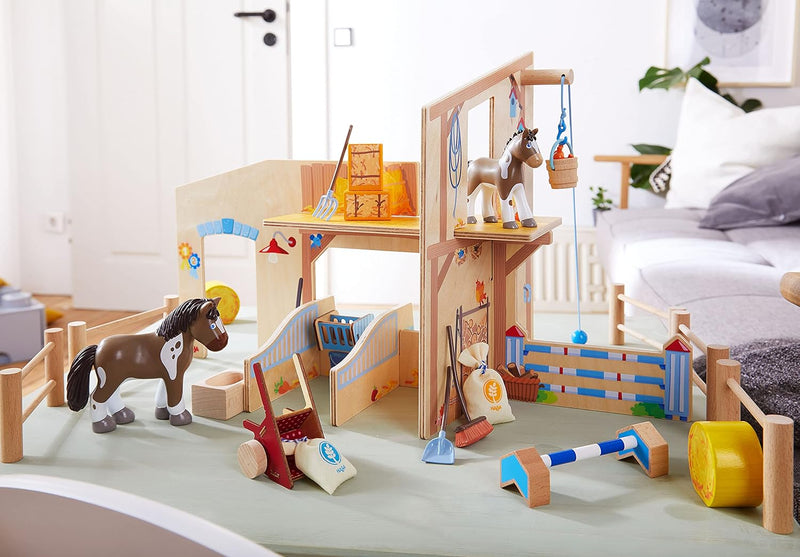 HABA 306156 - Little Friends – Reiterhof Pferdeglück, Zubehör für Biegepuppen ab 3 Jahren, Bunt