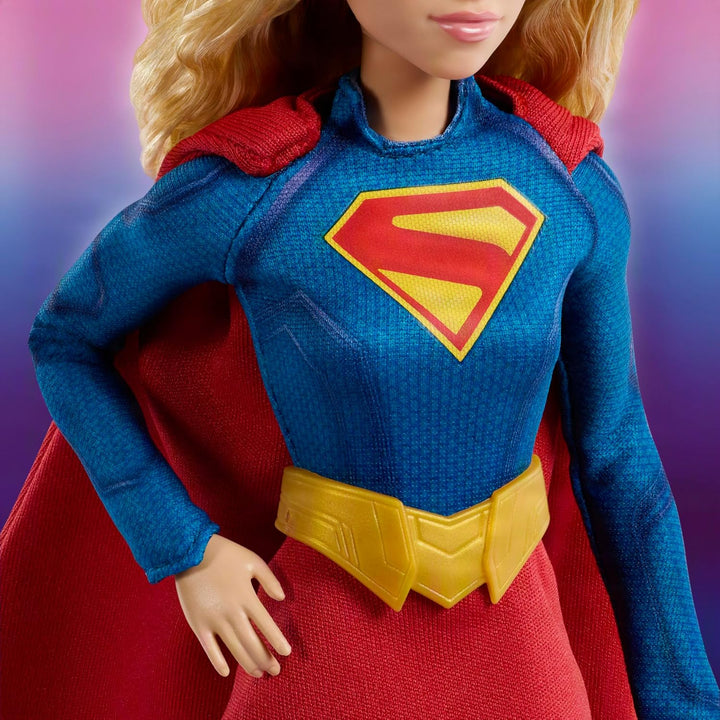 Barbie Signature DC Supergirl Modepuppe, Blond mit Superheldinnen-Kostüm und Cape, Sammlerpuppe in p