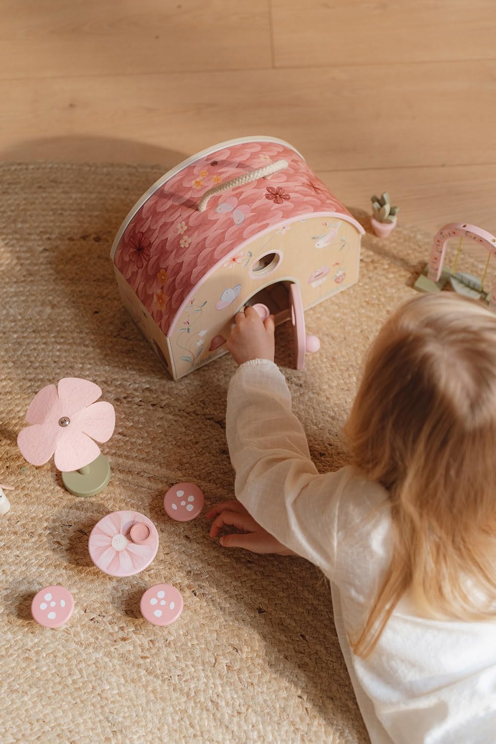 Little Dutch Feenhaus Puppenhaus aus Holz tragbar und aufklappbar mit viel Zubehör und Spielfiguren
