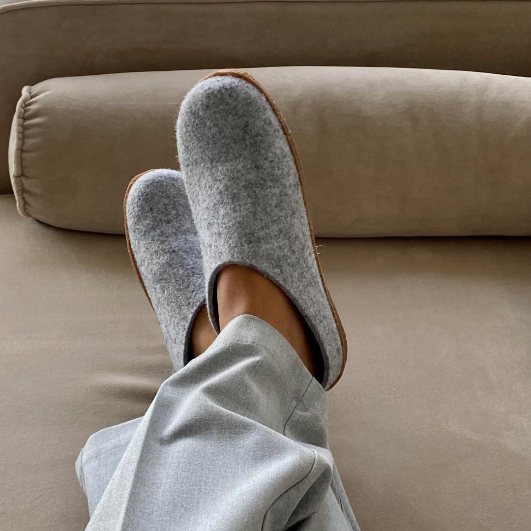 THE COZY SHEEP Filzpantoffeln mit Gummisohle | Praktische Herren &amp; Damen Hausschuhe Sommer und Winte