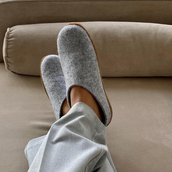 THE COZY SHEEP Filzpantoffeln mit Gummisohle | Praktische Herren &amp; Damen Hausschuhe Sommer und Winte