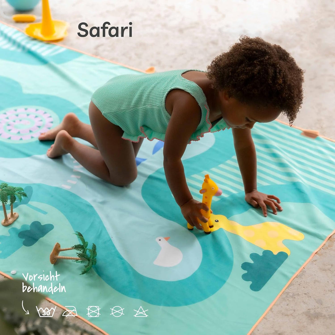 Quut – Strand-/Poolhandtuch für Kinder mit Spiel – Ultraschnell trocknende Mikrofaser, sandfrei – ko