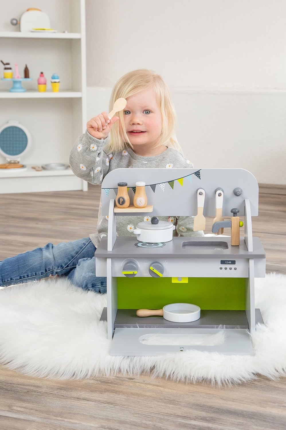 small foot Kinderküche "Kompakt" aus Holz, mit Backofen, Drehknöpfen, Topf, Pfanne und Küchenhelfer,