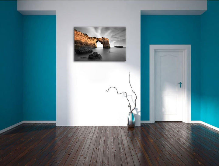 Berg mit Torbogen über dem Meer schwarz/weiss Format: 100x70 auf Leinwand, XXL riesige Bilder fertig