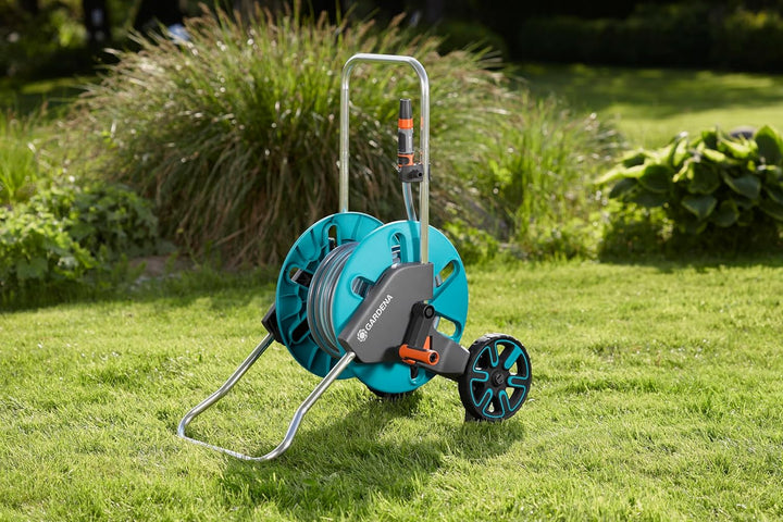 Gardena CleverRoll M Set: Schlauchwagen mit 20 m Classic-Schlauch und Spritze und Clipbefestigung zu