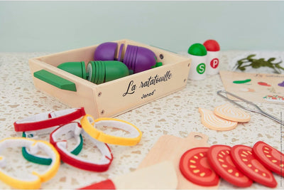 Janod Janod-Ratatouille-Spielset-32 Küchenzubehörteile-Rezept + Utensilien + Gemüse-Rollenspielzeug-