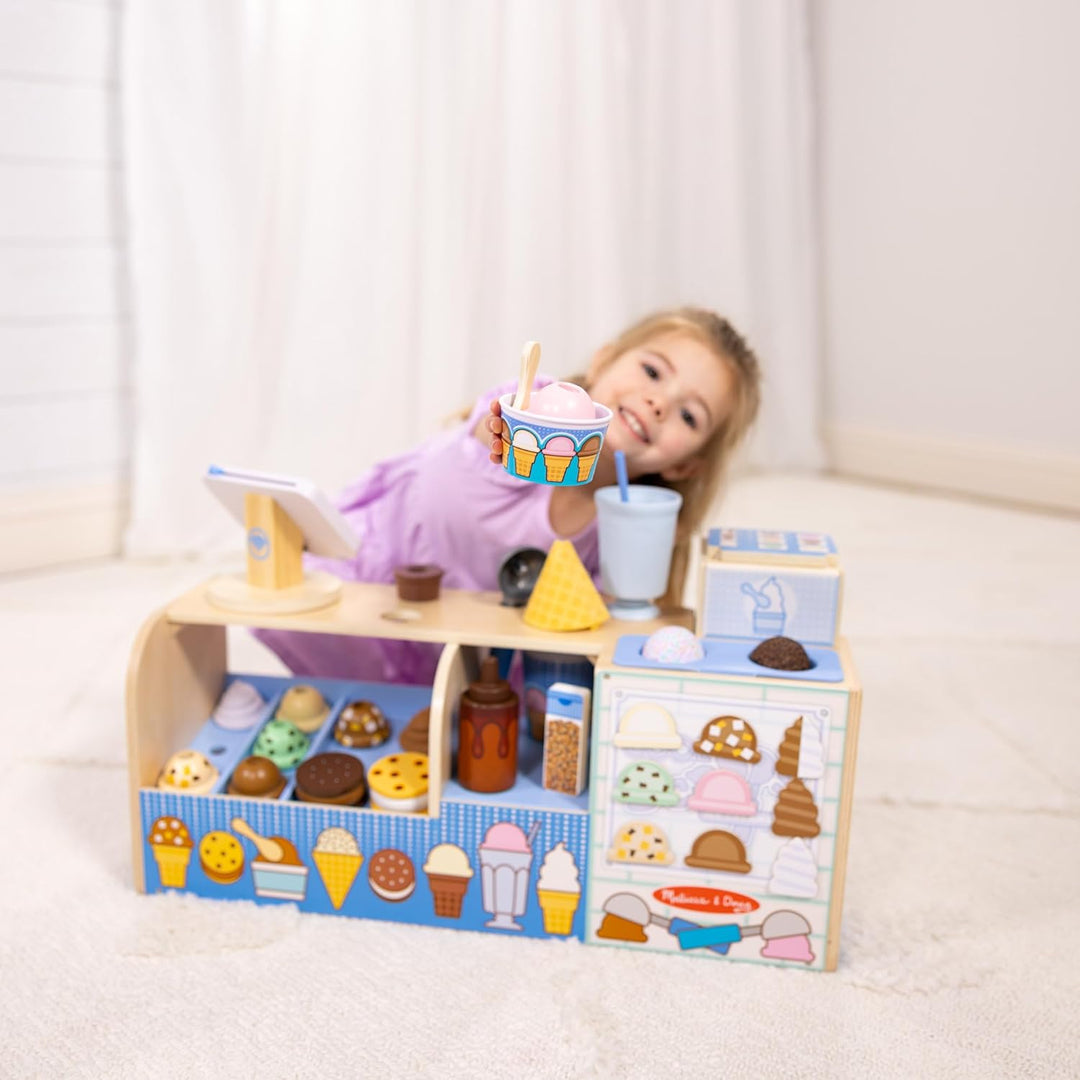 Melissa & Doug - Eiscafé aus Holz, 42-teilig, Eisladen für das Eisdielen-Rollenspiel, Für Kinder ab