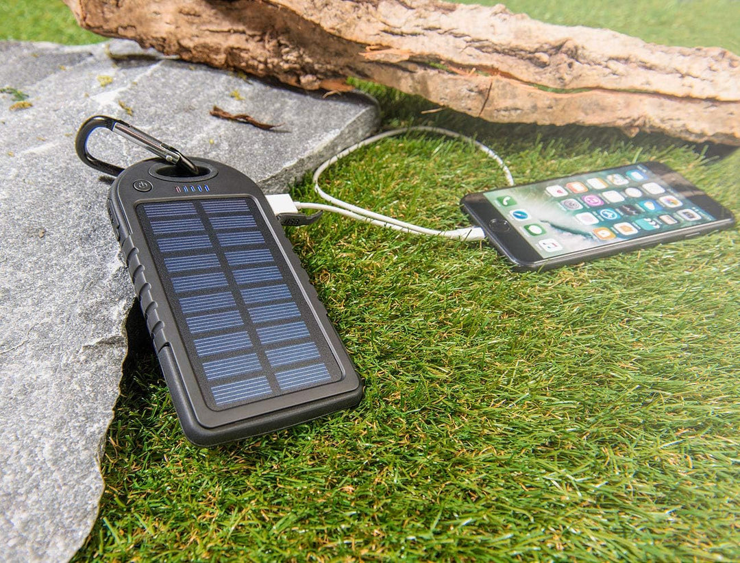 revolt Solarbank für Handy: Solar-Powerbank mit 4.000 mAh & Taschenlampe, 2X USB, bis 2 A, 10 Watt (