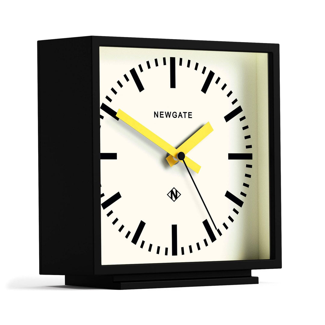NEWGATE® Amp Schreibtisch Uhr | Quadratische bahnhofsuhr Design | Schwarzes gehäuse mit gelben zeige